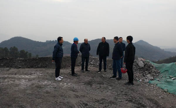 集團(tuán)公司黨委副書記、總經(jīng)理龔華東到矸石項目部視察 